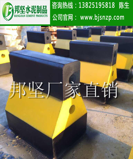 廣州水泥隔離墩、交通防撞墩廠家，水泥墩現(xiàn)貨供應(yīng)